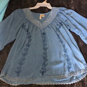 Denim quarter sleeve shirt w/ embroidered design